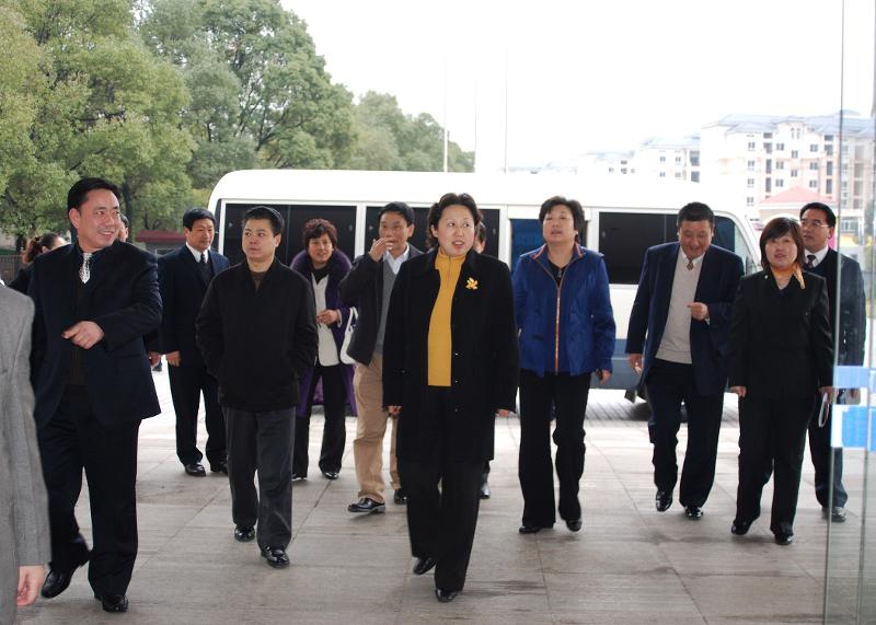 2009年2月，時(shí)任湖南省人大常委會(huì)副主任、黨組成員，省總工會(huì)主席劉蓮玉來四化建調(diào)研