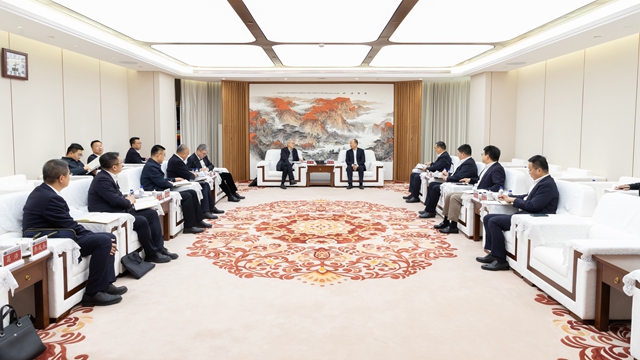 莫鼎革與中國一重黨委書記、董事長徐鵬舉行會(huì)談