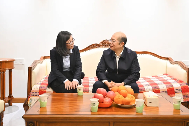 國(guó)務(wù)院國(guó)資委黨委委員、副主任譚作鈞看望慰問中國(guó)化學(xué)“時(shí)代楷?！鼻褴娡炯覍? />
																					</a>	
										<div   id=