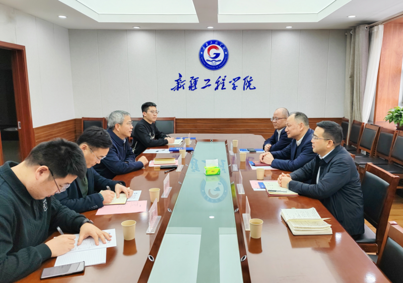 周鴻與新疆工程學(xué)院黨委副書記、校長(zhǎng)周建平舉行會(huì)談